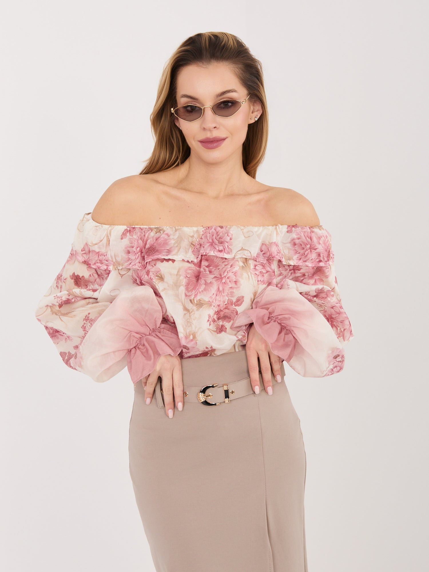 Różowa elegancka bluzka hiszpanka w kwiaty