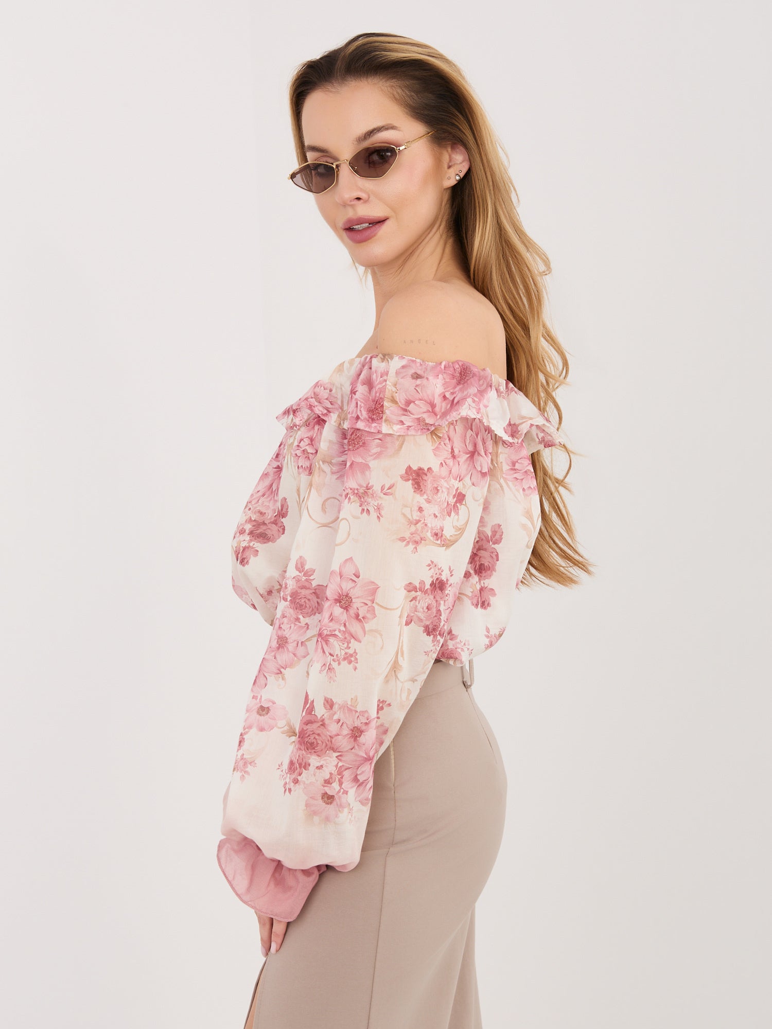 Różowa elegancka bluzka hiszpanka w kwiaty