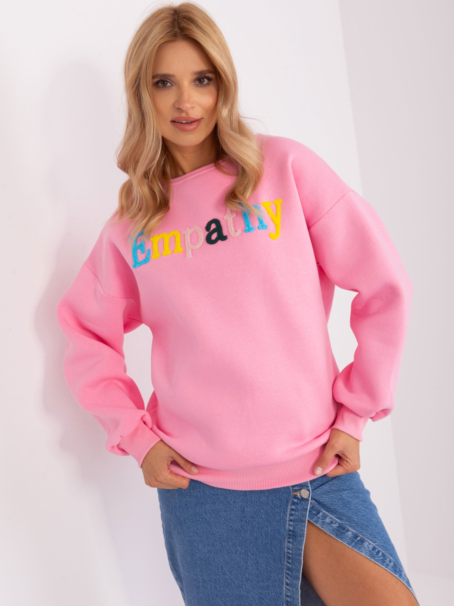 Różowa bluza bez kaptura o kroju oversize