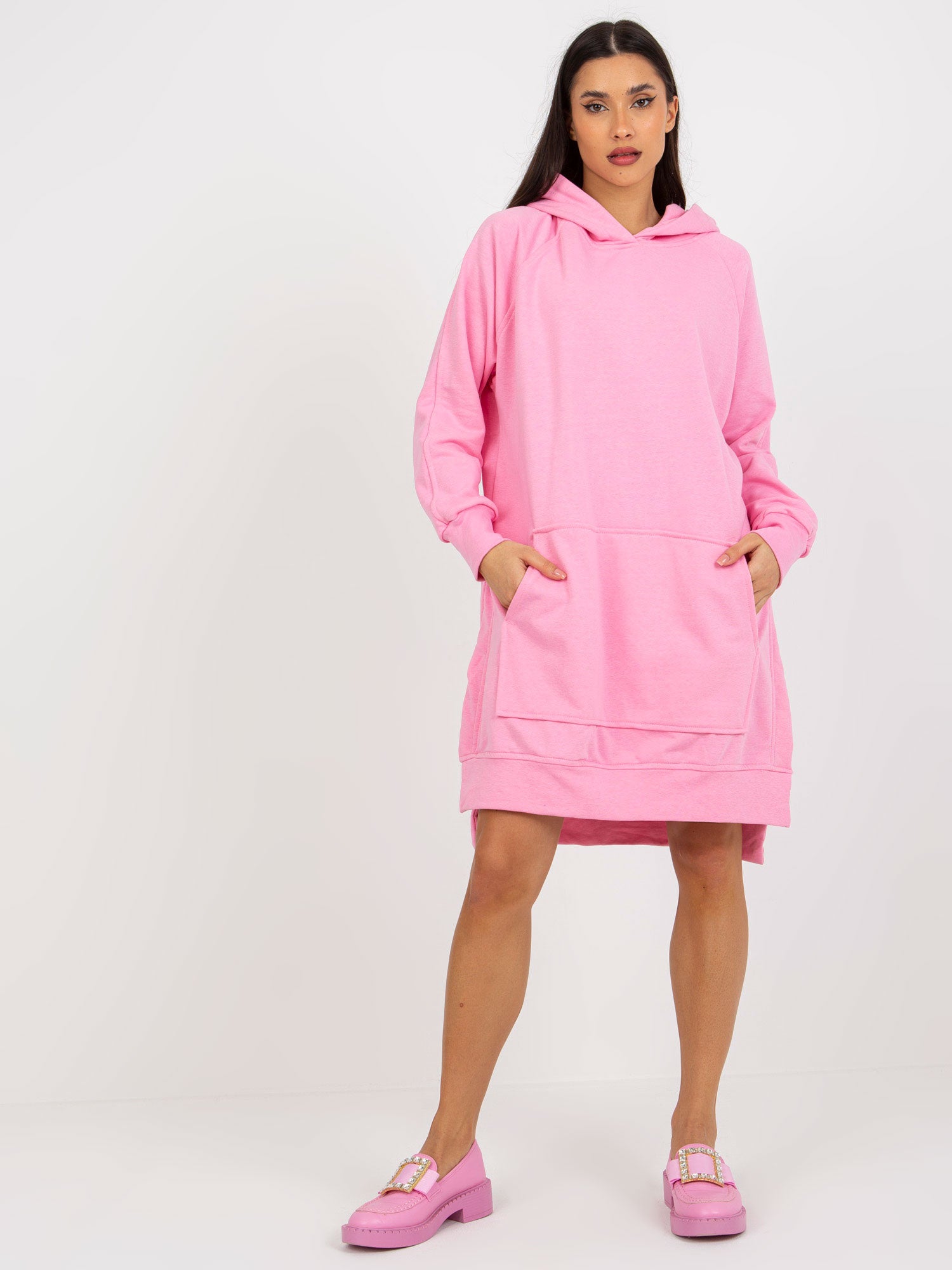 Różowa dresowa sukienka basic oversize z kieszenią