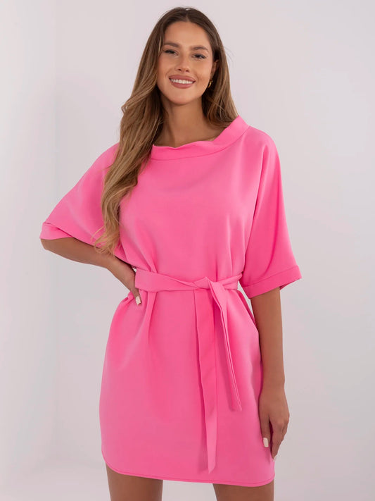 Różowa elegancka sukienka z rękawem 3/4