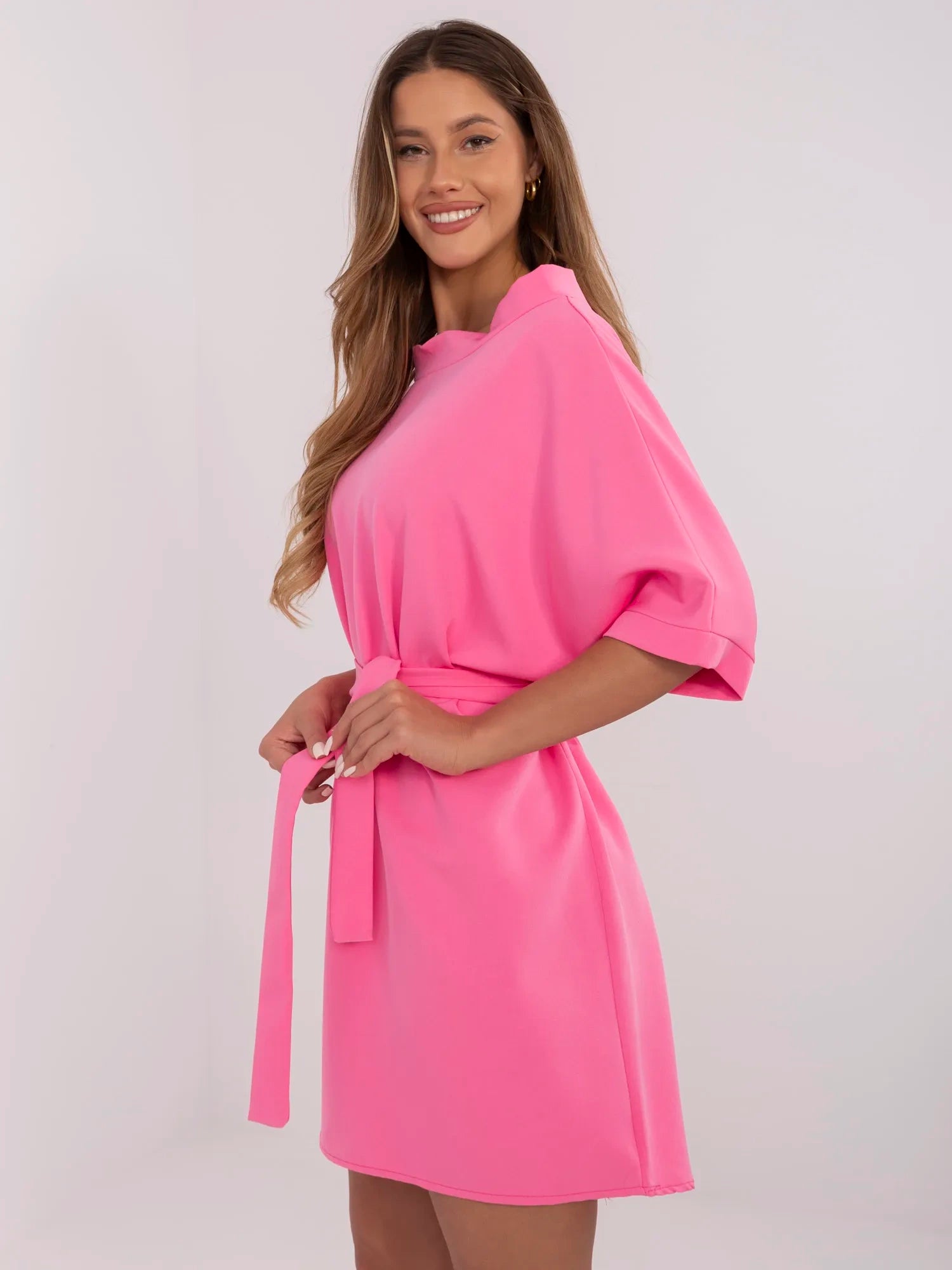 Różowa elegancka sukienka z rękawem 3/4