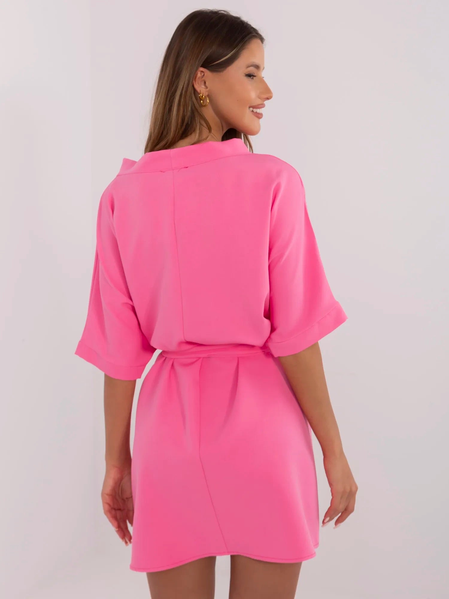 Różowa elegancka sukienka z rękawem 3/4