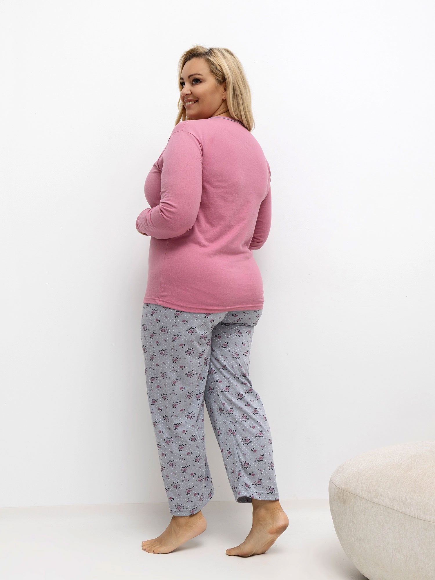 Różowa piżama plus size z guzikami przy dekolcie