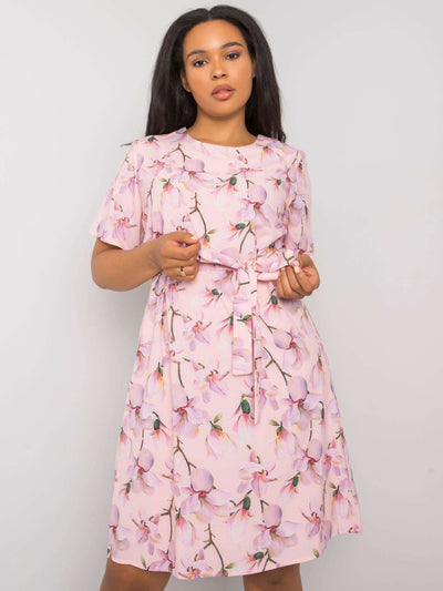 Różowa sukienka plus size w kwiaty z wiązaniem
