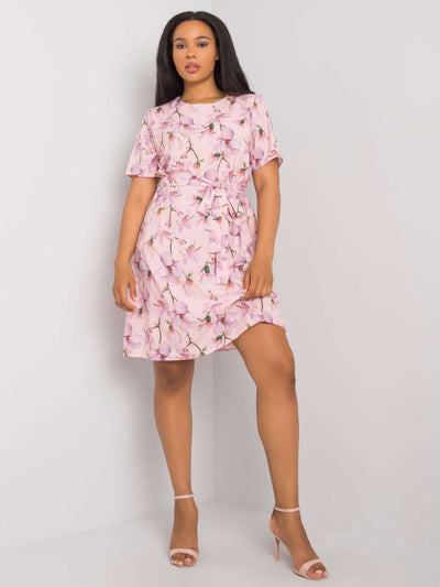 Różowa sukienka plus size w kwiaty z wiązaniem