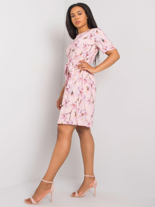 Różowa sukienka plus size w kwiaty z wiązaniem