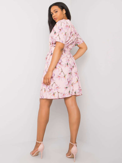 Różowa sukienka plus size w kwiaty z wiązaniem