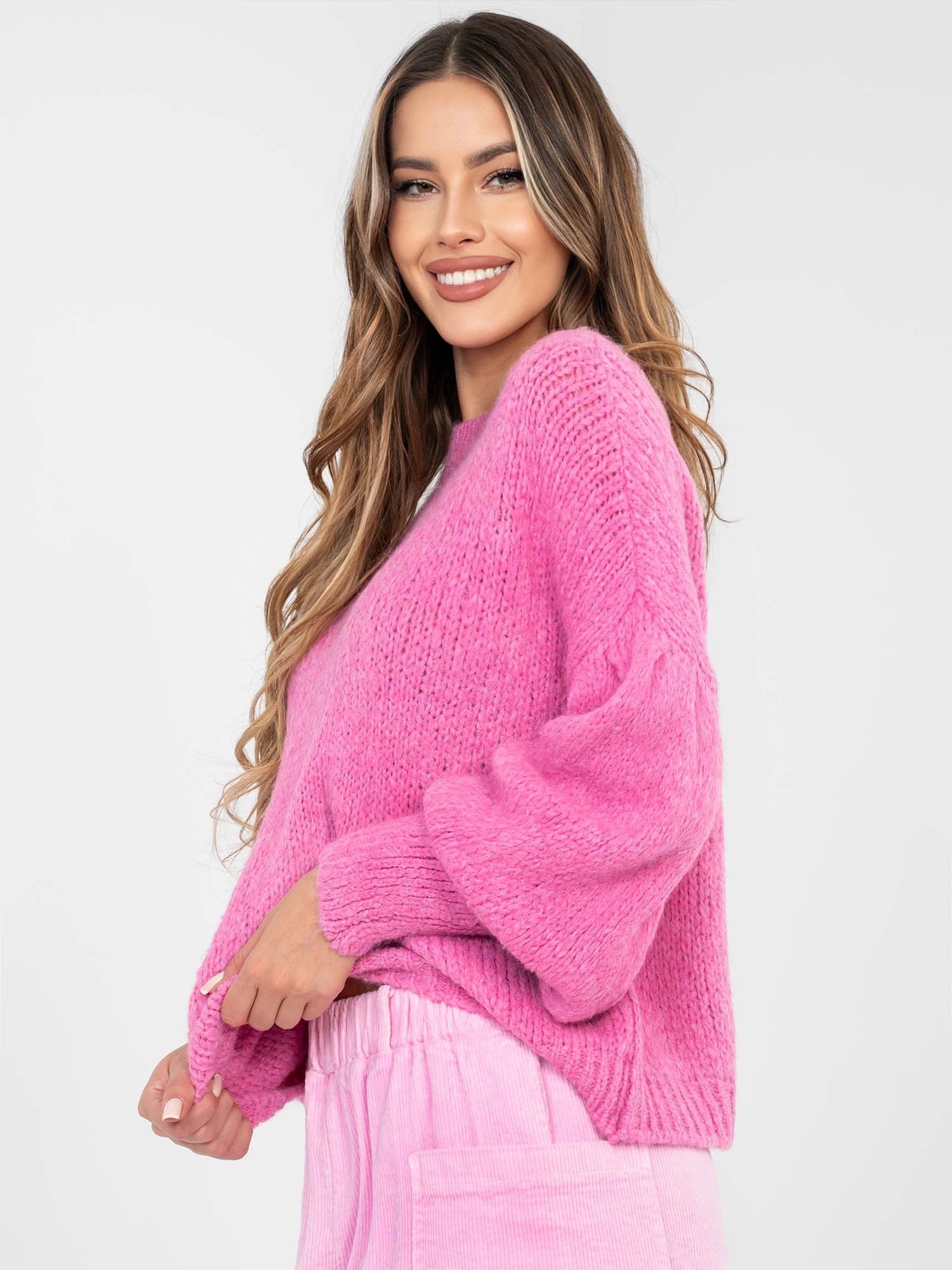 Różowy damski sweter oversize z wełną