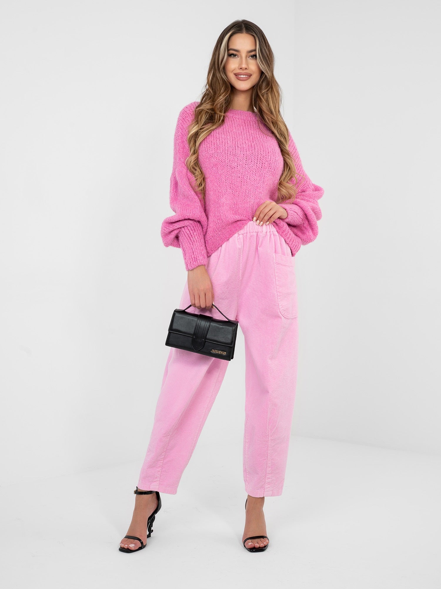 Różowy damski sweter oversize z wełną