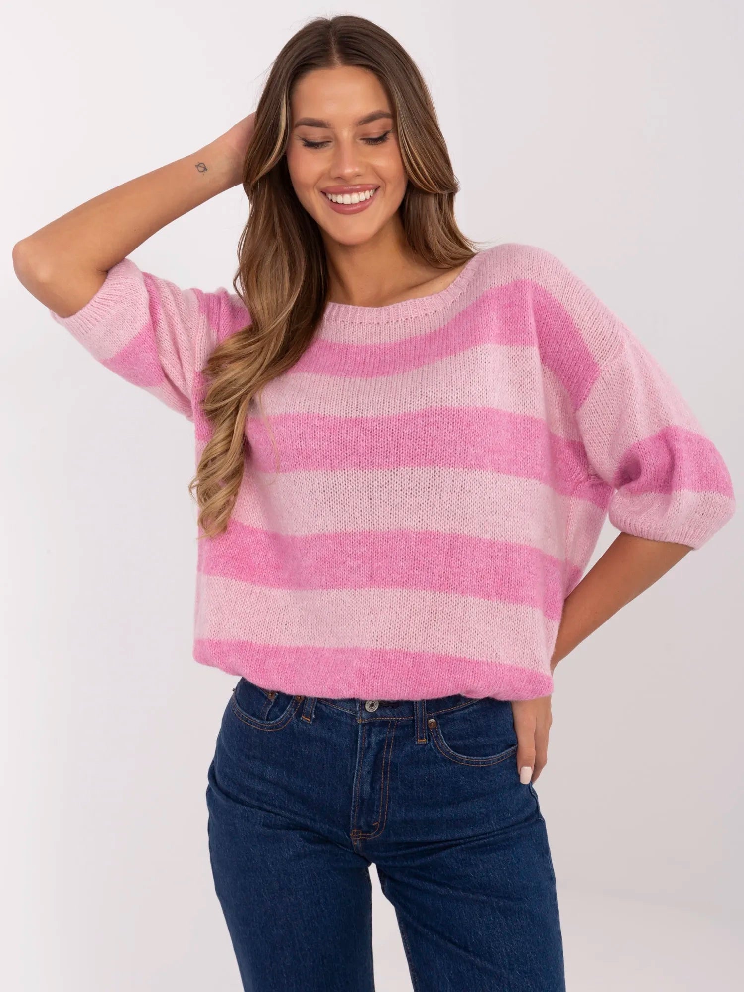 Różowy damski sweter oversize z rękawem 3/4
