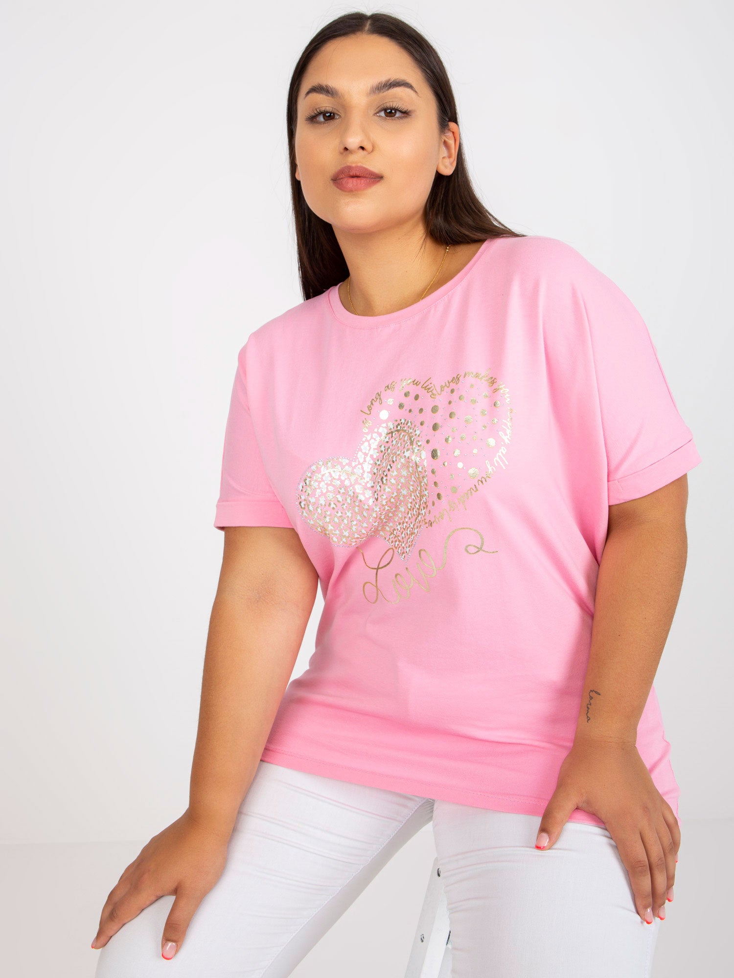Jasnoróżowy luźny t-shirt plus size z aplikacją