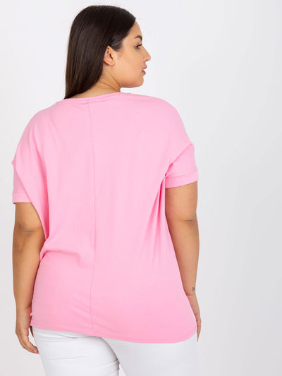 Jasnoróżowy luźny t-shirt plus size z aplikacją