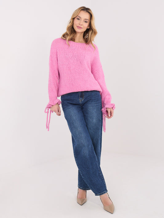 Różowy sweter z falbankami przy rękawach