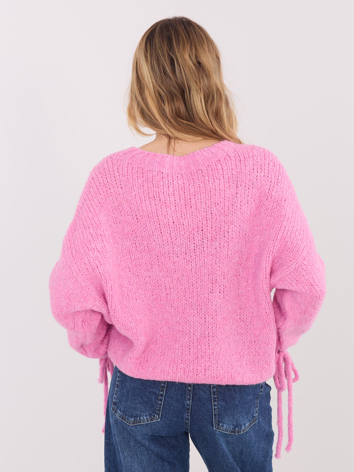 Różowy sweter z falbankami przy rękawach