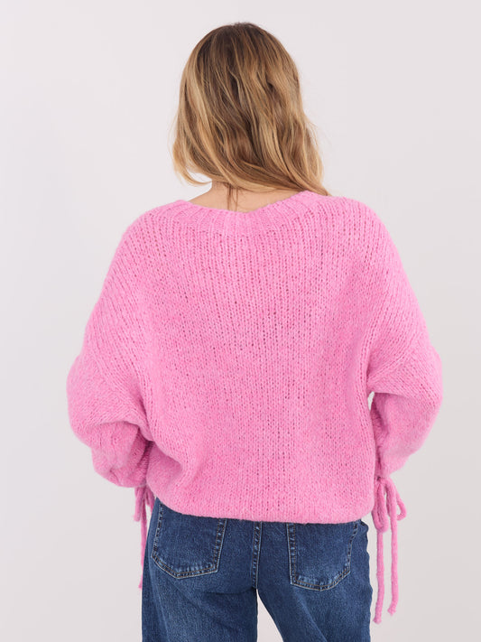Różowy sweter z falbankami przy rękawach