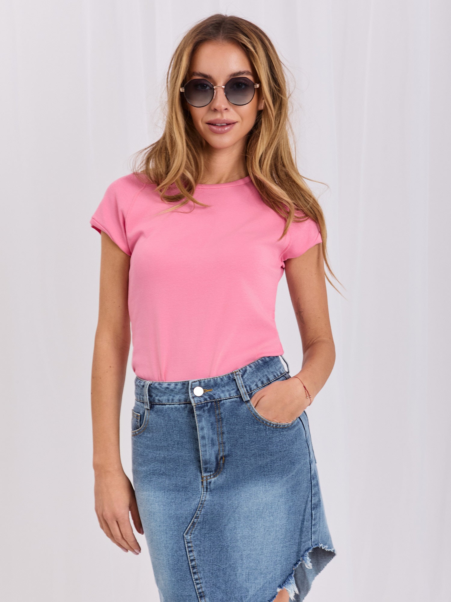 RUE PARIS Różowy  t-shirt basic z ozdobnymi przeszyciami