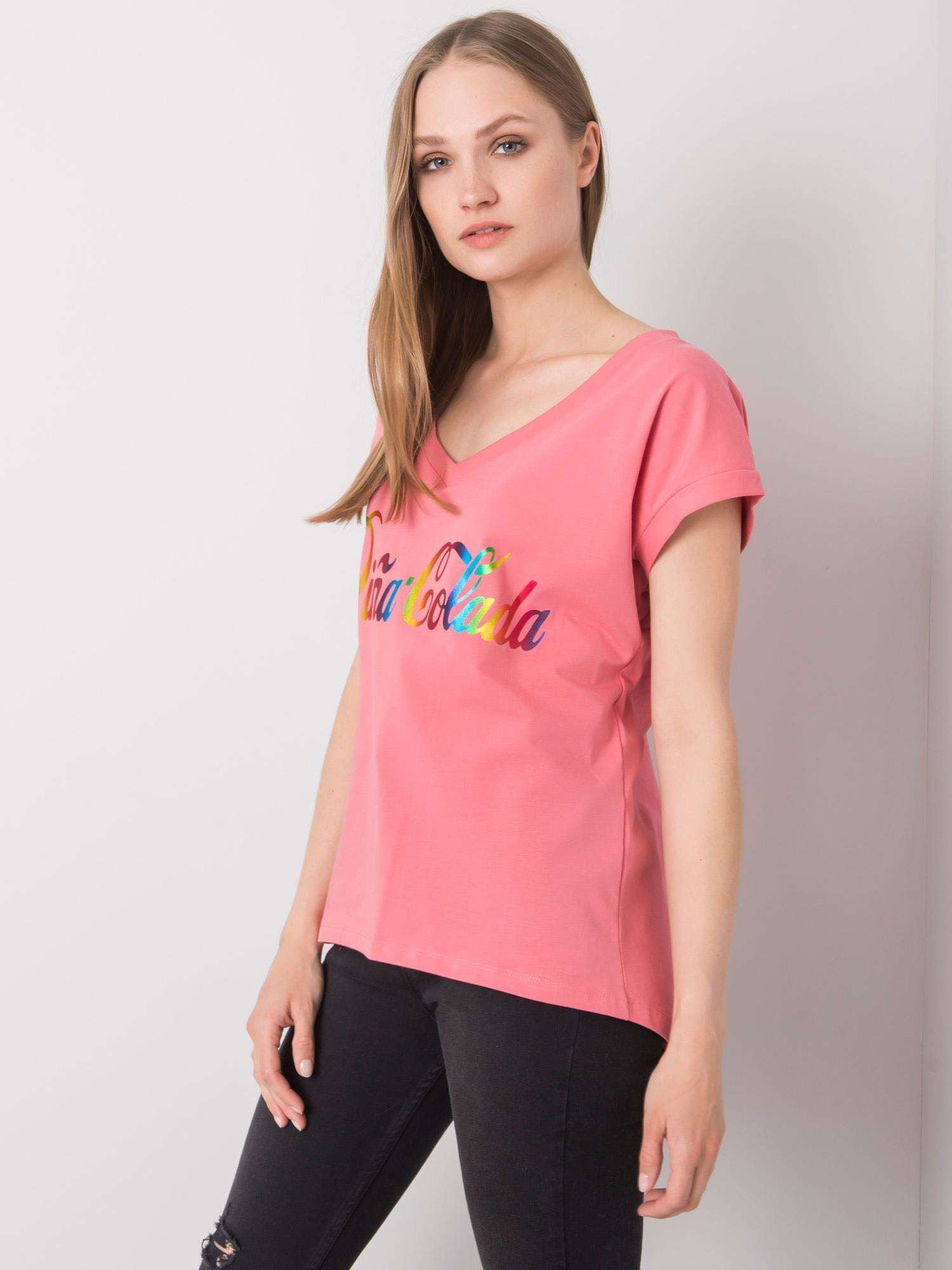Różowy t-shirt z kolorowym nadrukiem