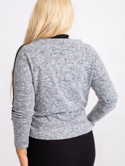 Szara bluzka plus size z lampasami