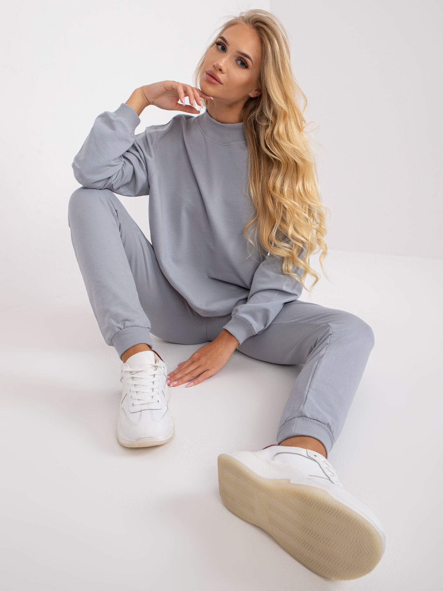 Szara dresowa bluza basic bez kaptura