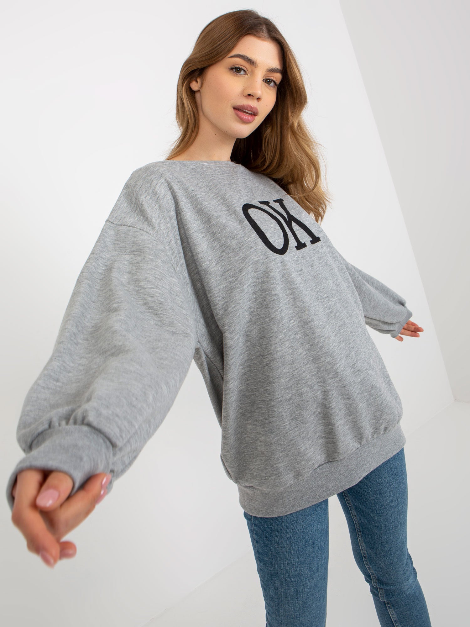 Szara luźna bluza oversize bez kaptura z haftem