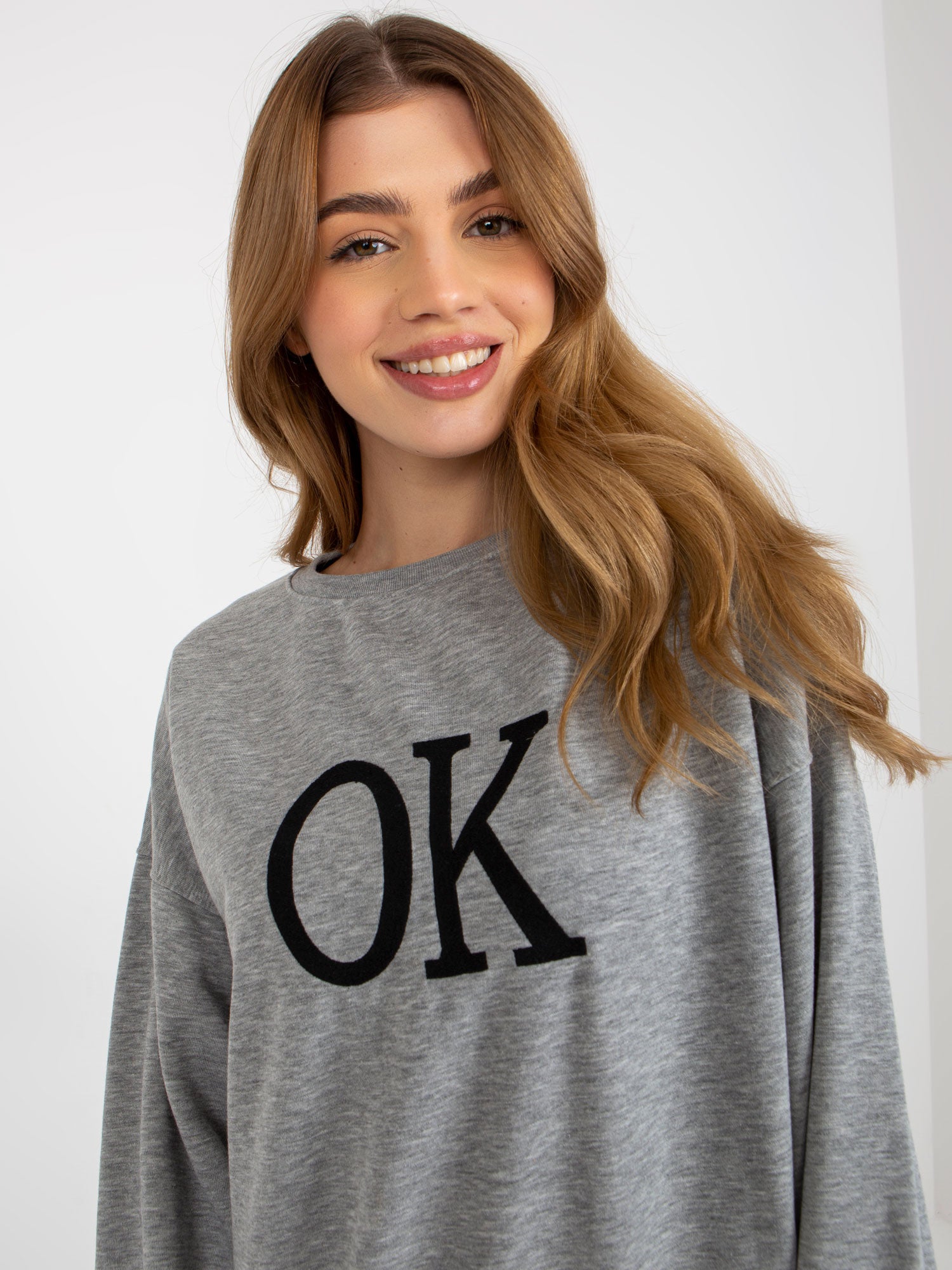 Szara luźna bluza oversize bez kaptura z haftem
