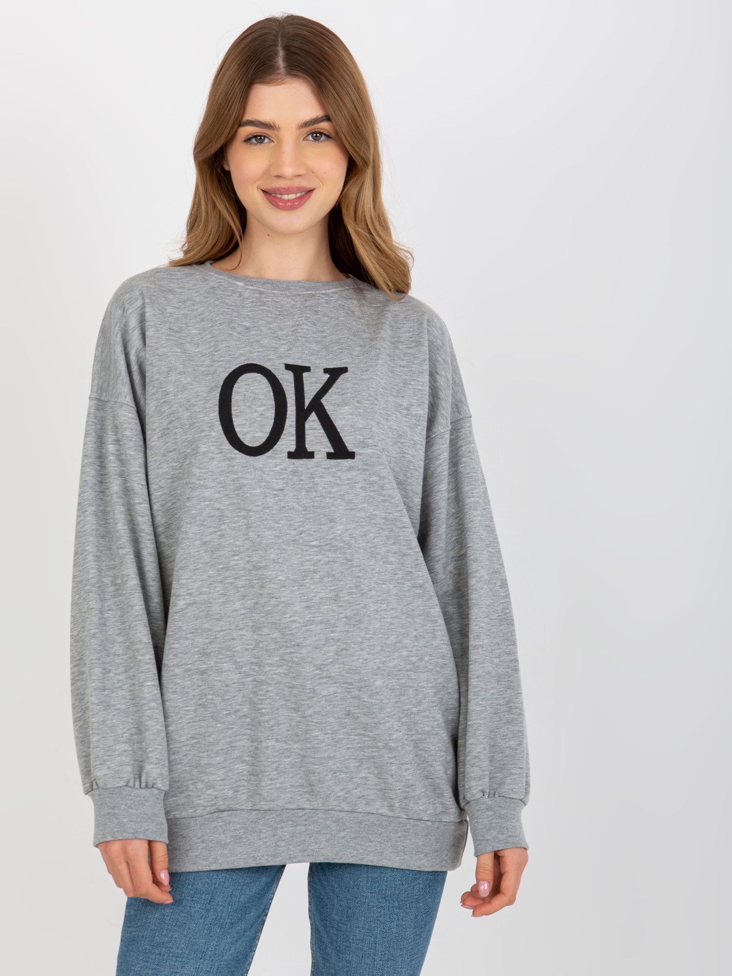 Szara luźna bluza oversize bez kaptura z haftem