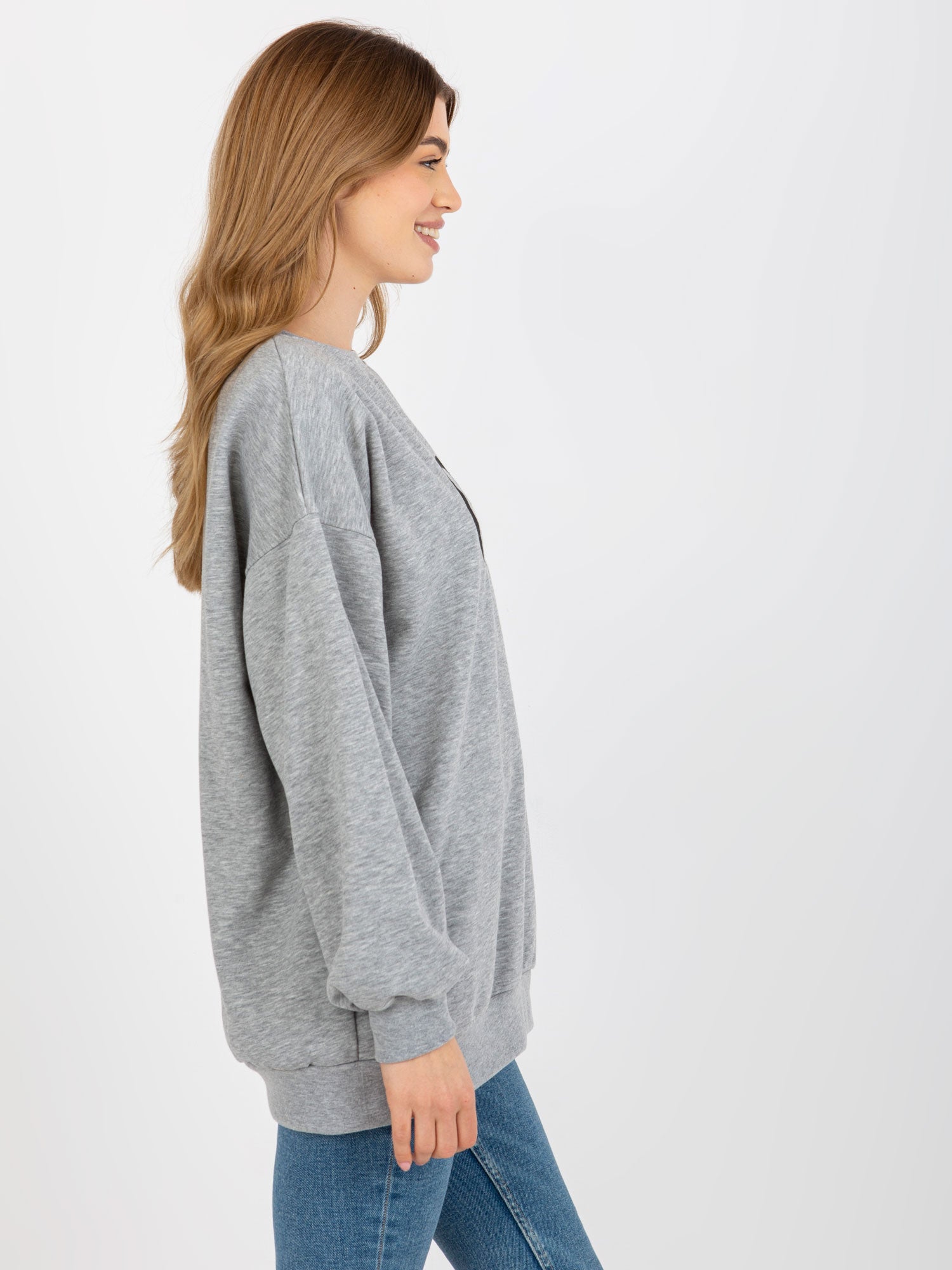 Szara luźna bluza oversize bez kaptura z haftem