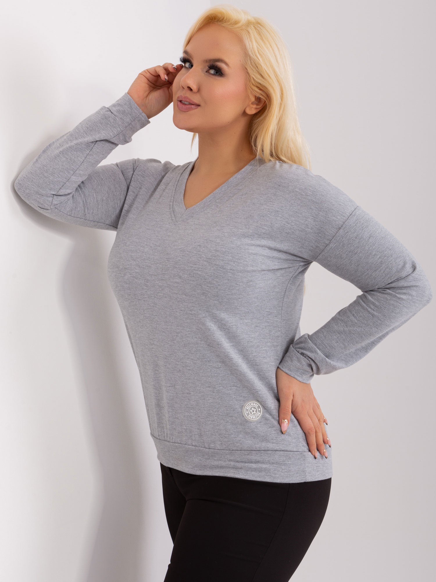 Szara melanżowa bluzka plus size z dekoltem V