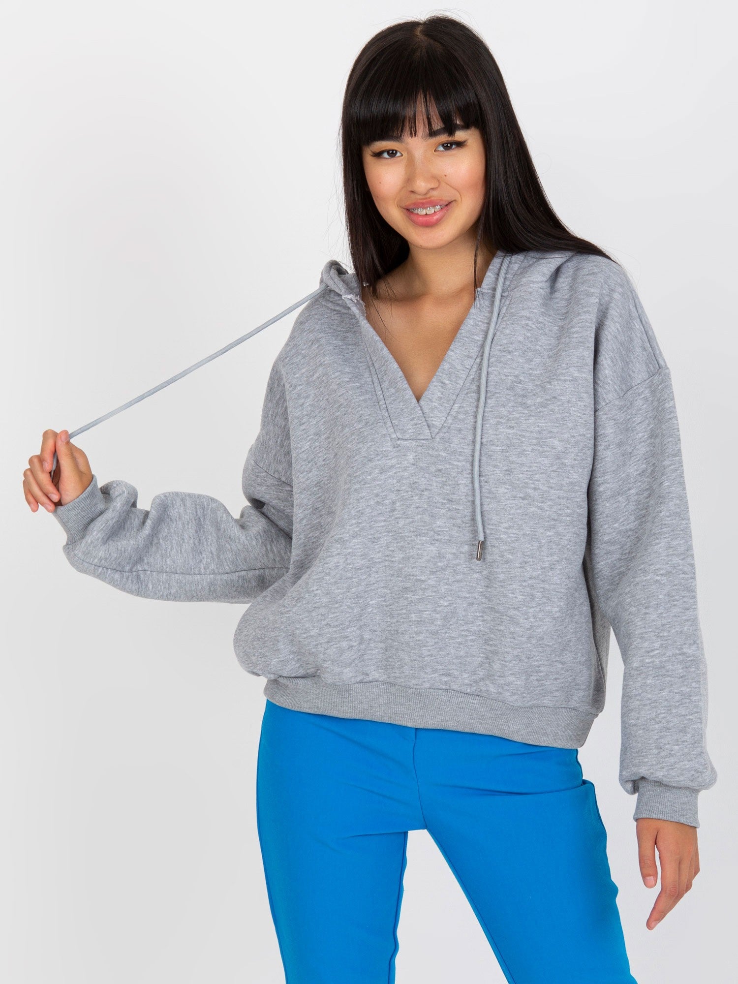 Szara melanżowa dresowa bluza basic z dekoltem w serek