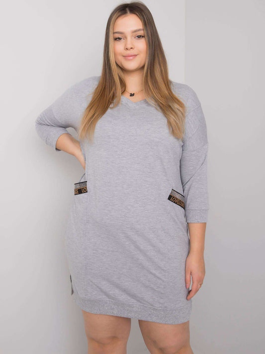 Szara melanżowa sukienka plus size z aplikacją