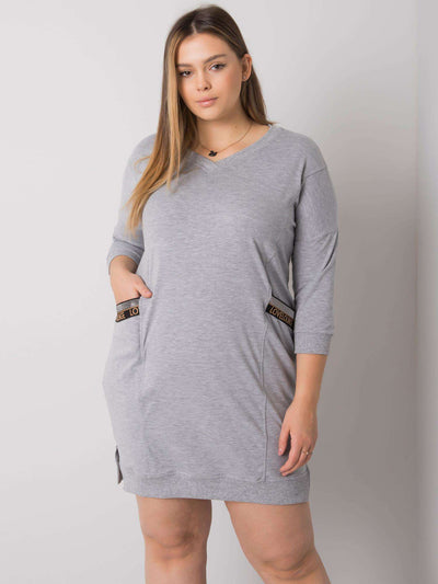 Szara melanżowa sukienka plus size z aplikacją