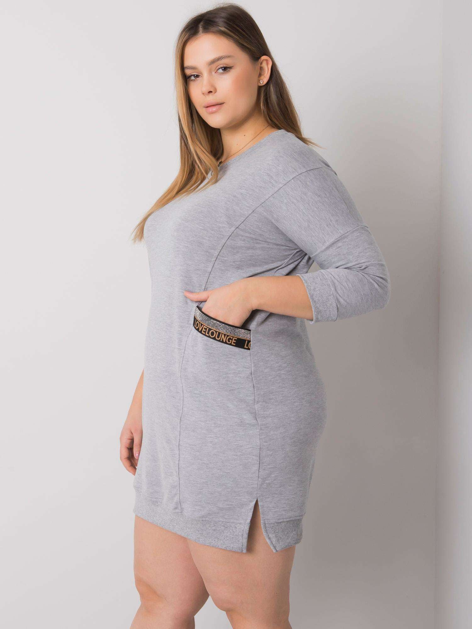 Szara melanżowa sukienka plus size z aplikacją