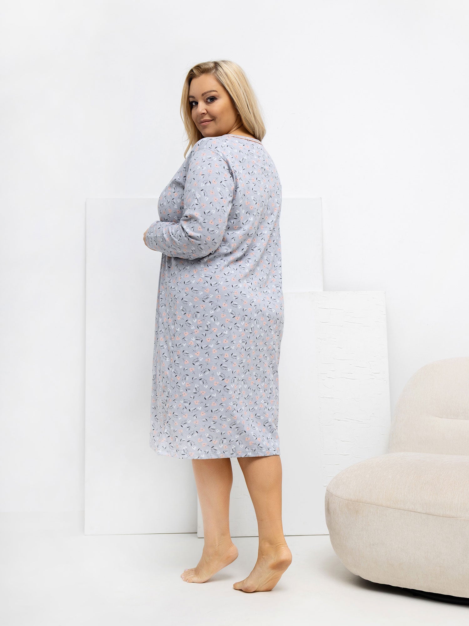 Szara nocna koszula plus size w kwiaty