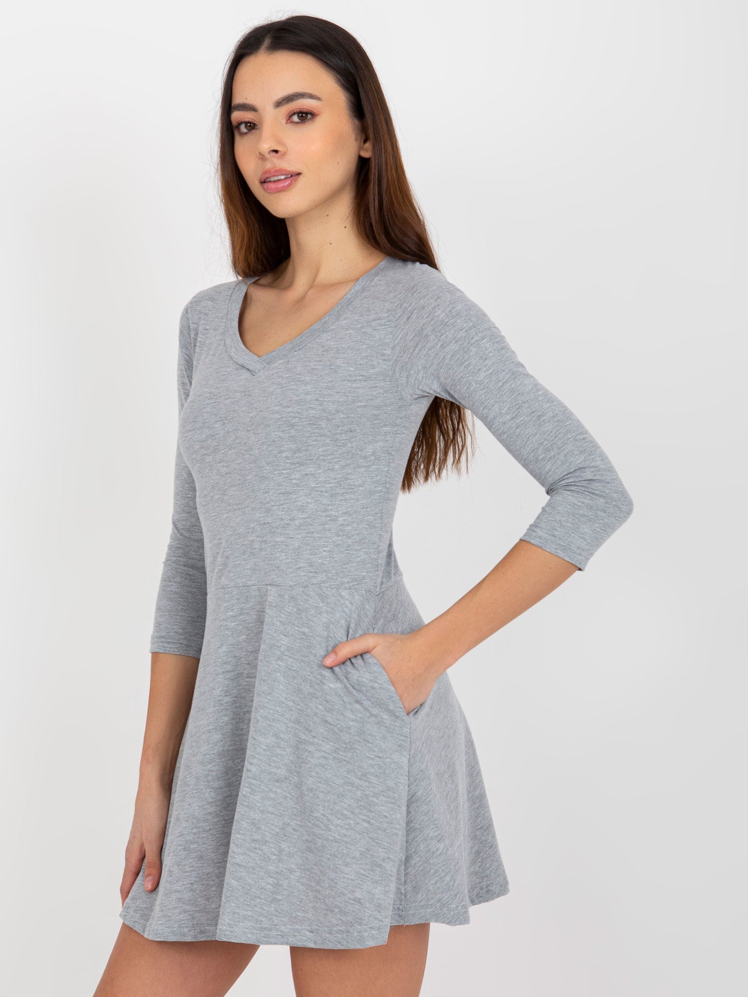 Szara rozkloszowana mini sukienka basic z dekoltem V