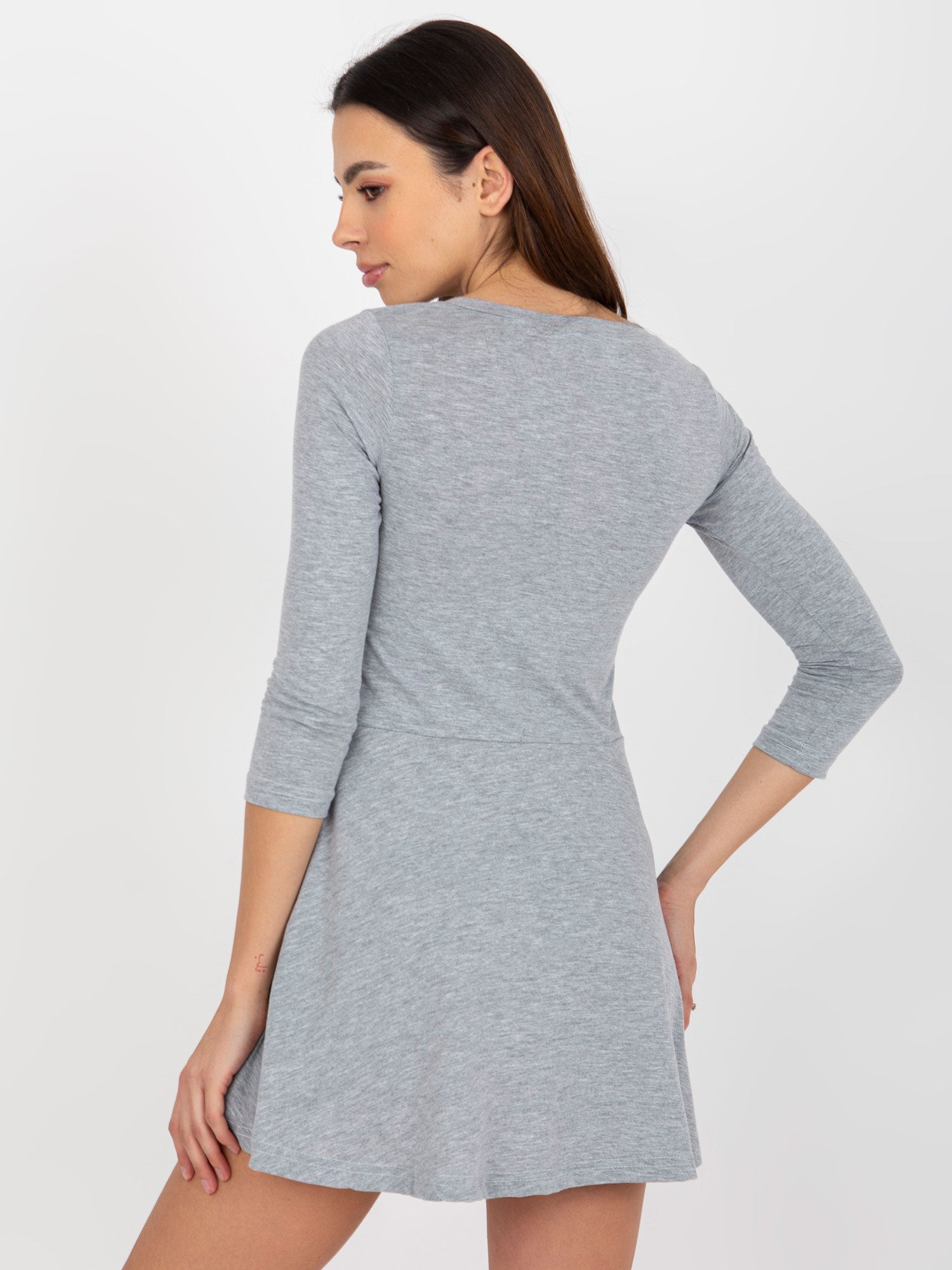 Szara rozkloszowana mini sukienka basic z dekoltem V