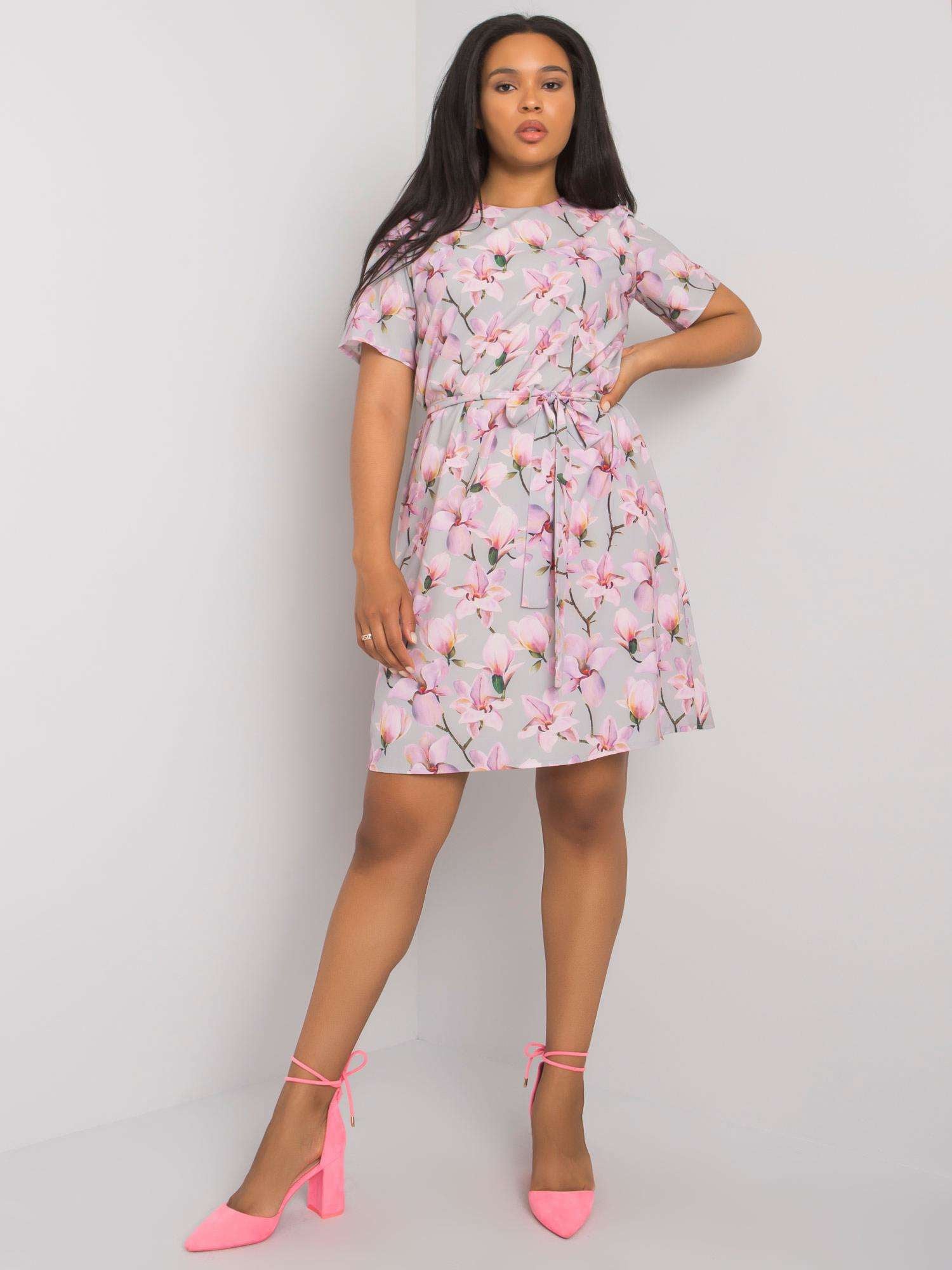Szara sukienka plus size w kwiaty z wiązaniem