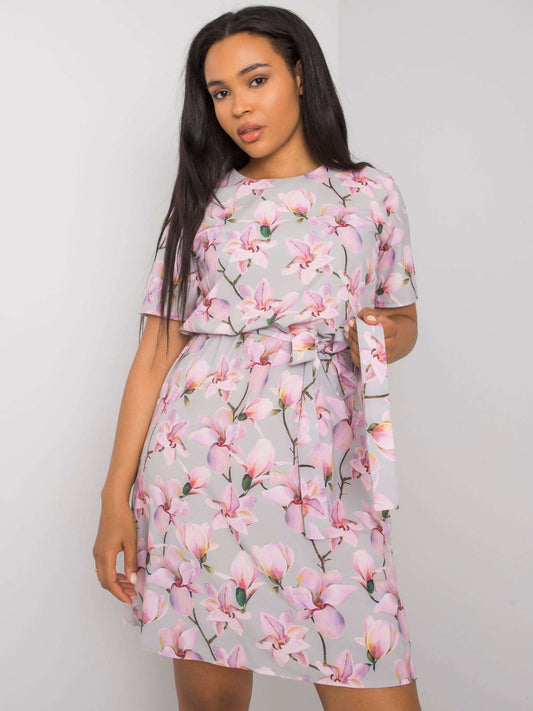 Szara sukienka plus size w kwiaty z wiązaniem