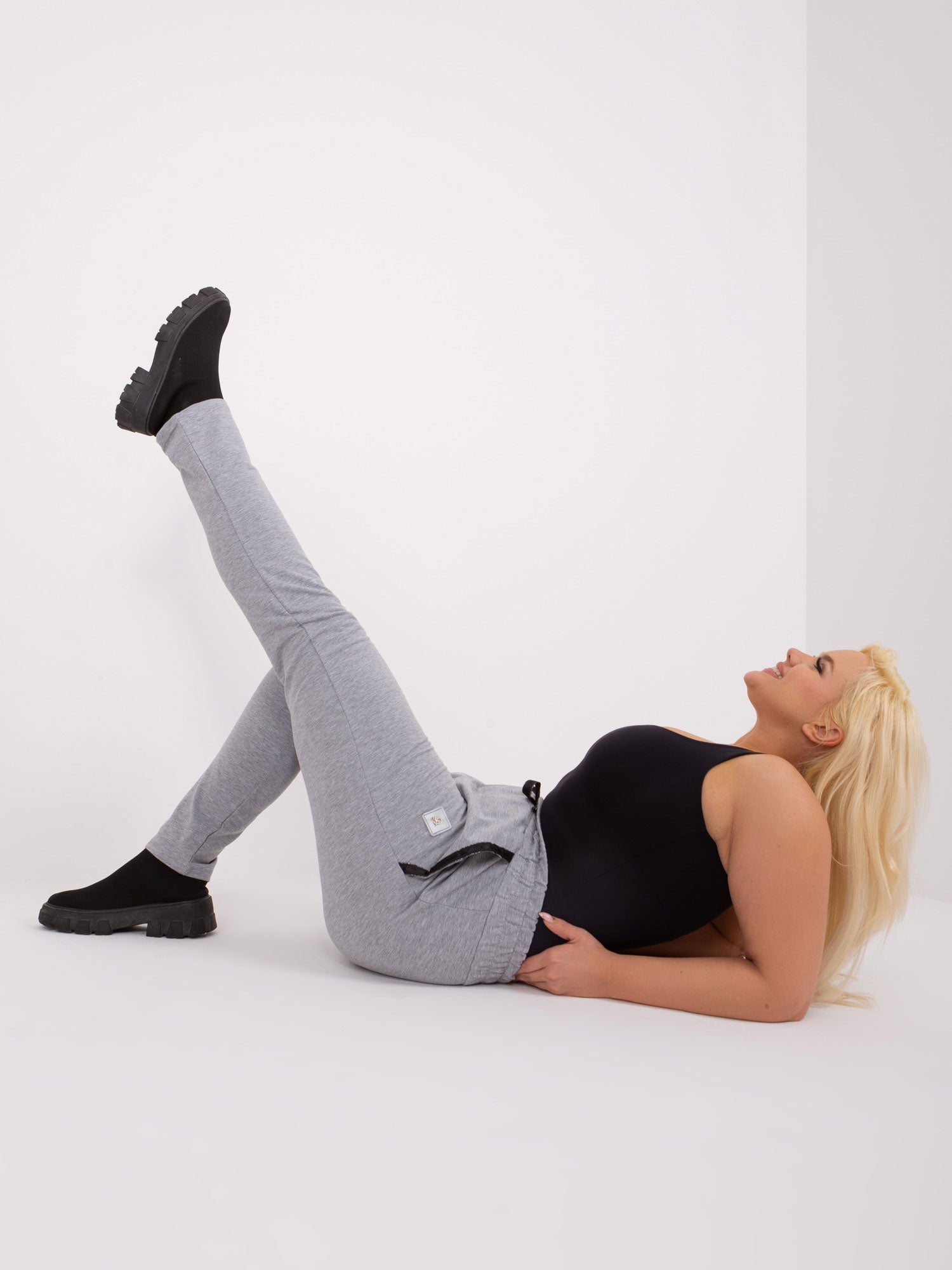 Szare melanżowe spodnie plus size z naszywką