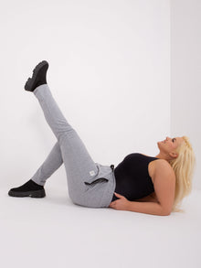Szare melanżowe spodnie plus size z naszywką