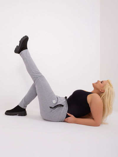 Szare melanżowe spodnie plus size z naszywką