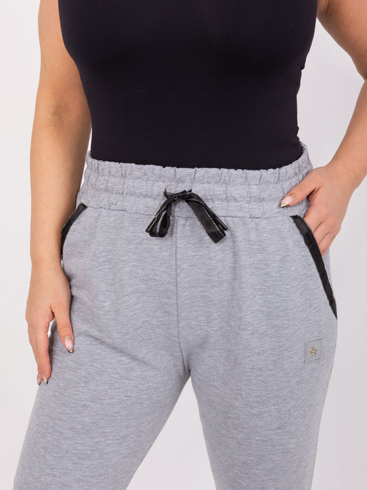 Szare melanżowe spodnie plus size z naszywką