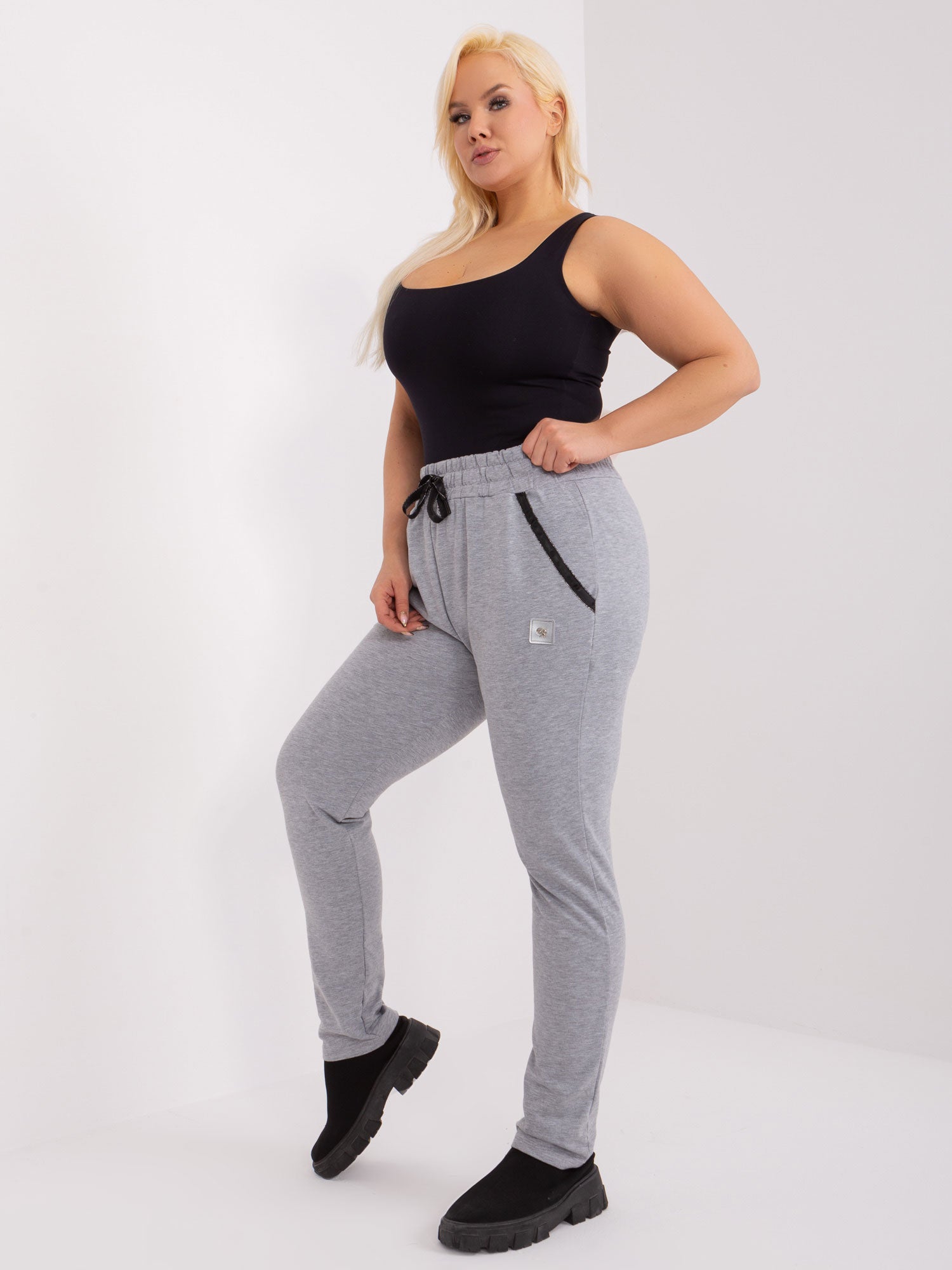 Szare melanżowe spodnie plus size z naszywką