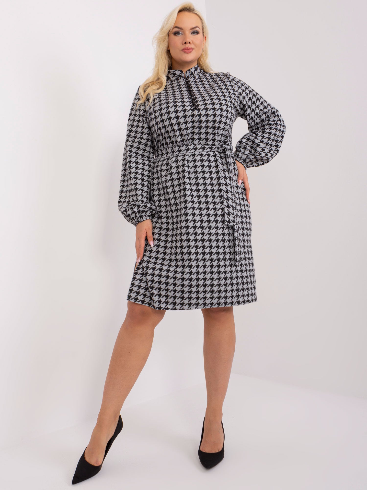 Szaro-czarna elegancka sukienka plus size w pepitkę