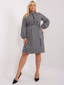Szaro-czarna elegancka sukienka plus size w pepitkę