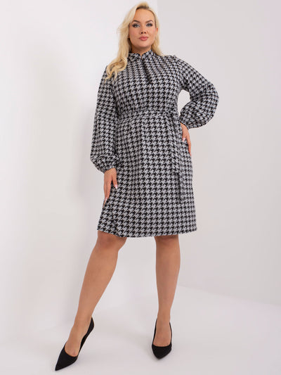 Szaro-czarna elegancka sukienka plus size w pepitkę
