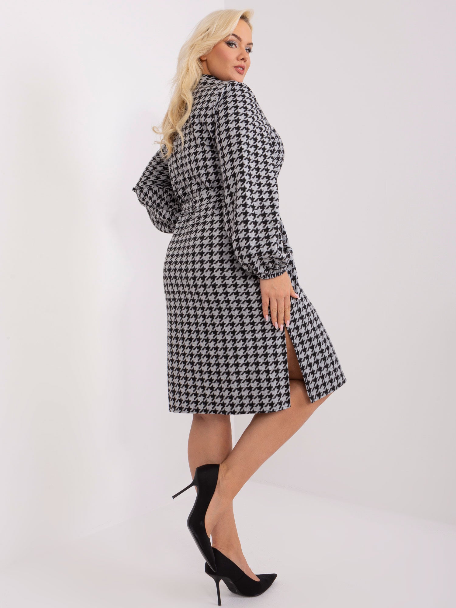 Szaro-czarna elegancka sukienka plus size w pepitkę
