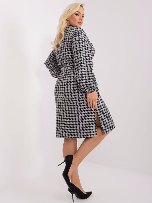 Szaro-czarna elegancka sukienka plus size w pepitkę