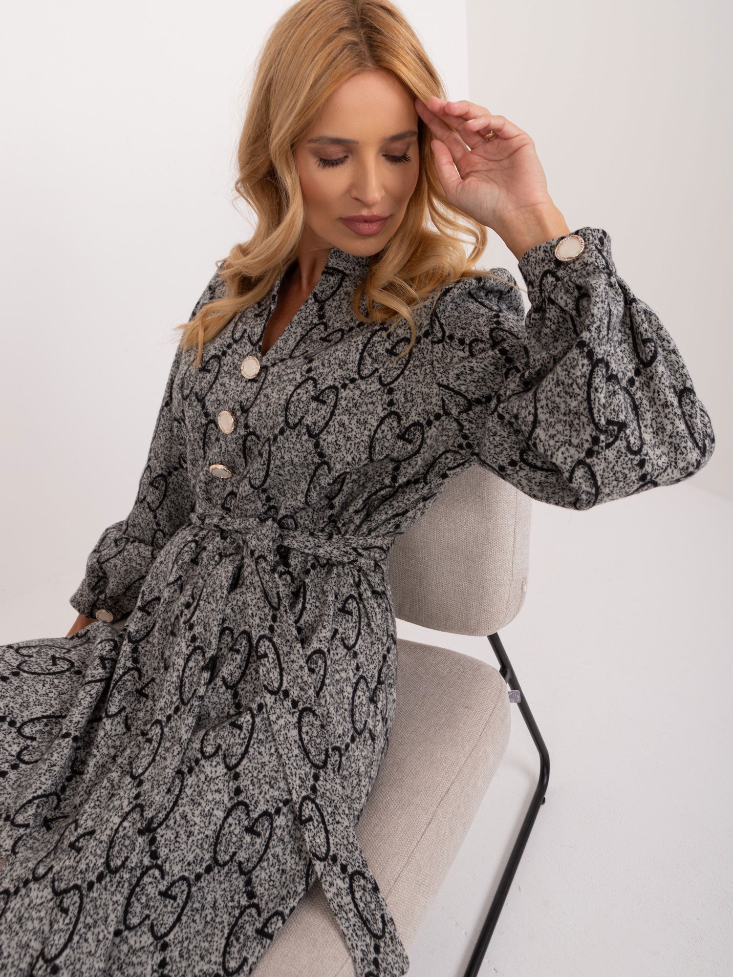 Szaro-czarna elegancka sukienka dzianinowa we wzory