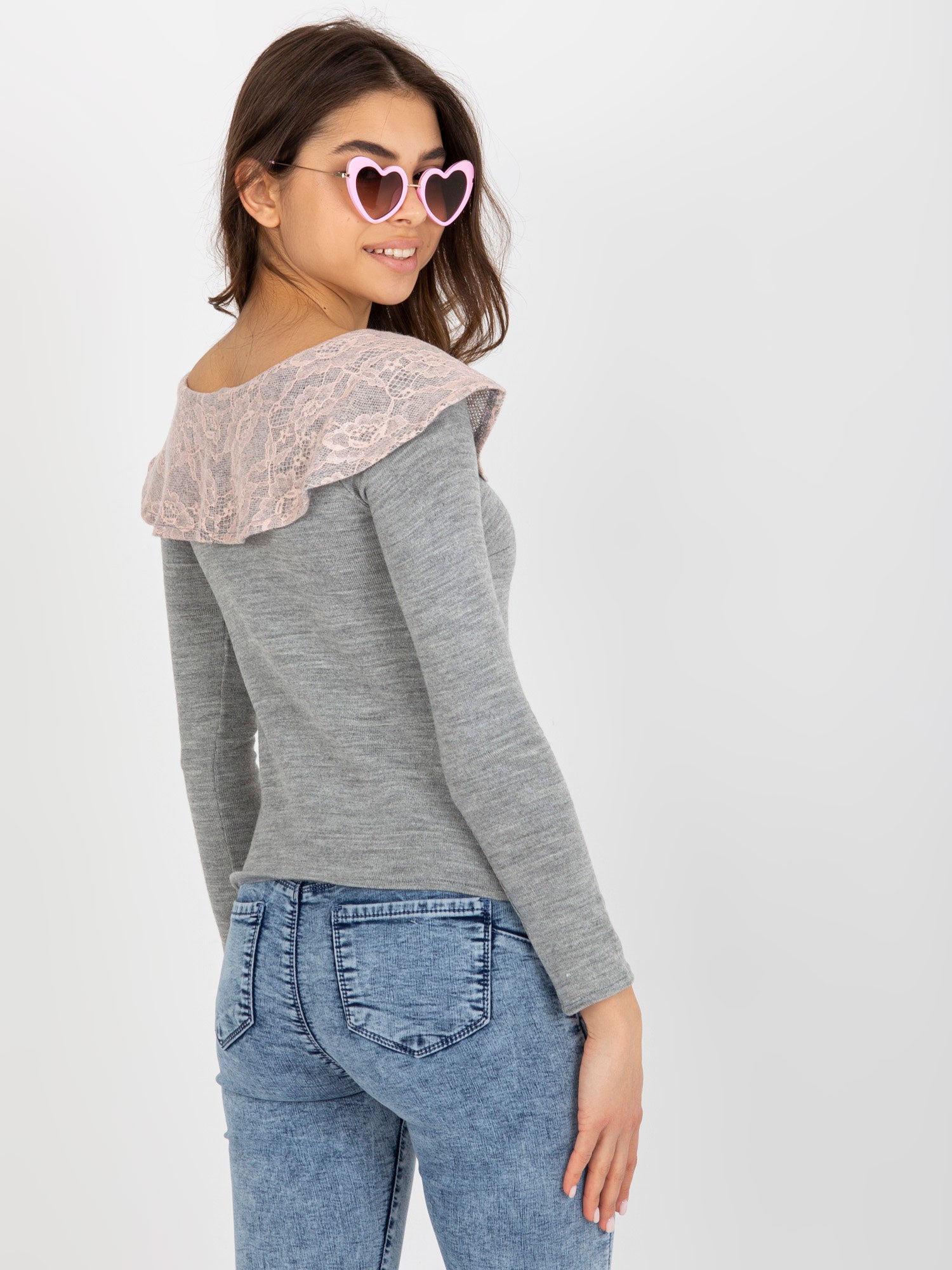 Szaro-jasnoróżowa bluzka z koronkowym wykończeniem